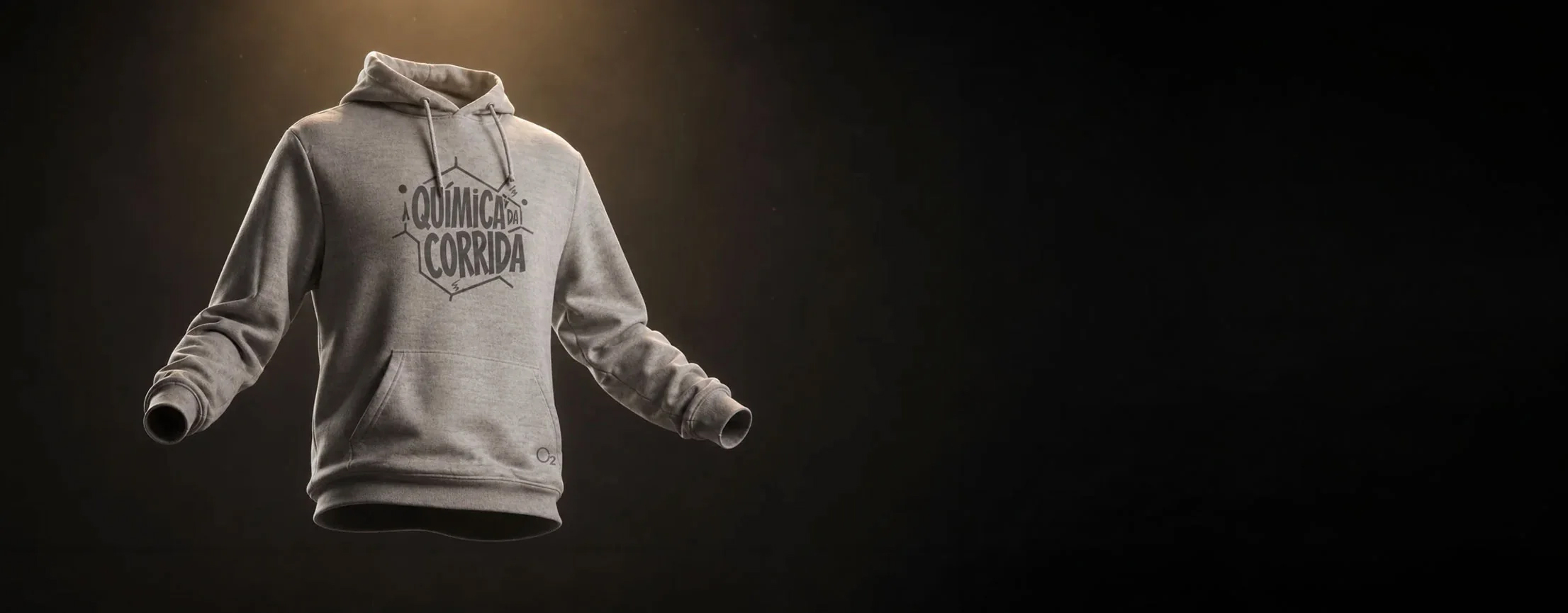 Hoodie cinza com a estampa A Química da Corrida, iluminado por um foco de luz